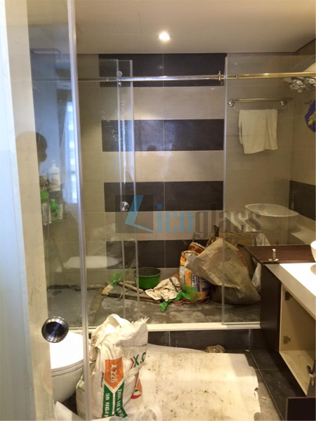 Vách tắm kính cửa lùa r3b royal city anh chị nguyên lan  Vách tắm kính cửa lùa r3b royal city anh chị nguyên lan