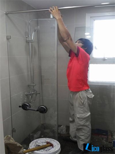 VÁCH TẮM KÍNH CHUNG CƯ NHÀ 2209B LICOGLASS 