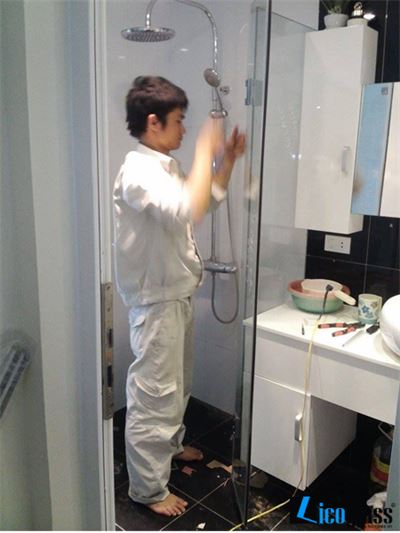 MẪU VÁCH TẮM KÍNH CHUNG CƯ 135 ĐỘ 