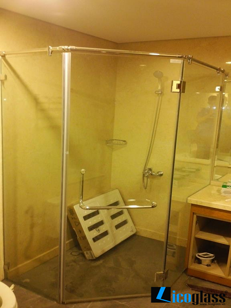 Vách tắm kính vát góc cho không gian nhà nhỏ  Vách tắm kính vát góc cho không gian nhà nhỏ