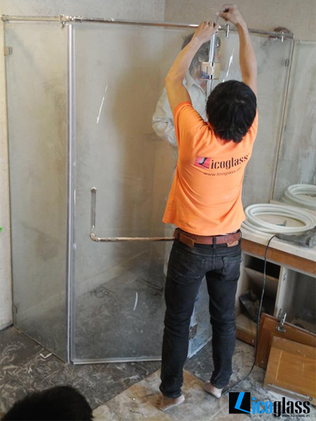 Vách tắm kính vát góc cho không gian nhà nhỏ  Vách tắm kính vát góc cho không gian nhà nhỏ