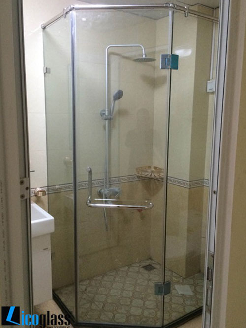 Vách tắm kính vát góc cho không gian nhà nhỏ  Vách tắm kính vát góc cho không gian nhà nhỏ