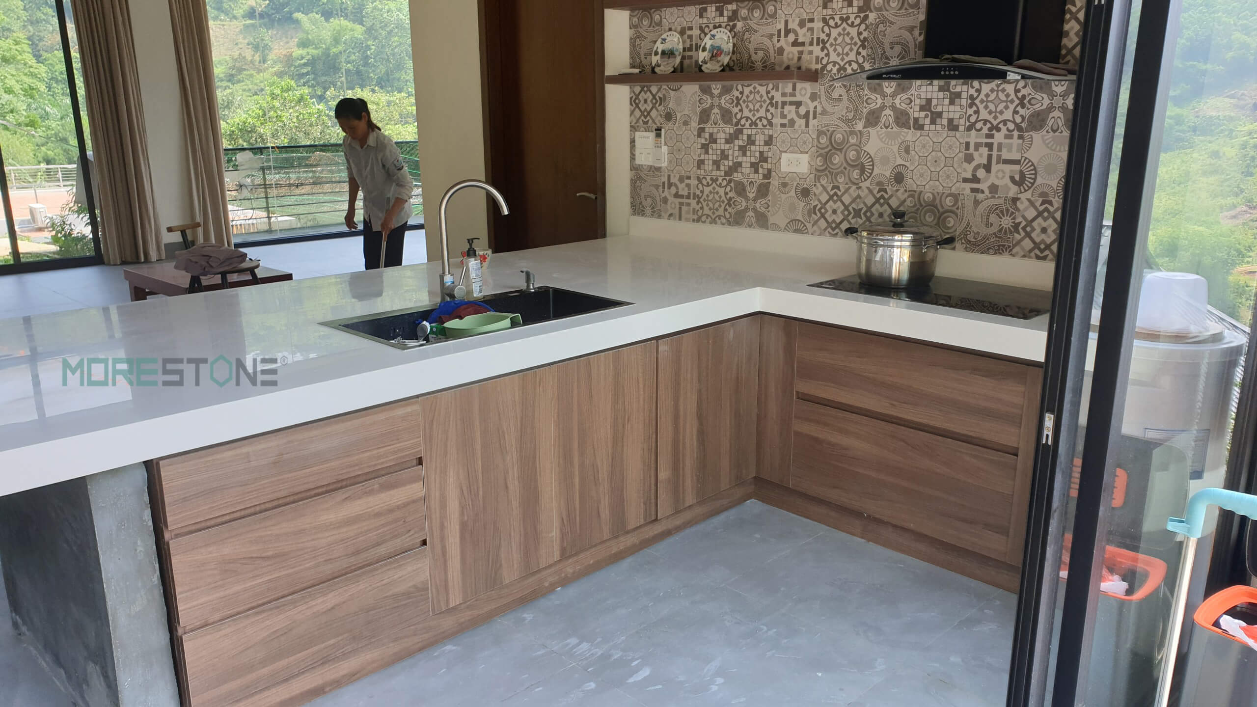 Đá ốp bếp phù hợp với mọi chất liệu tủ bếp từ gỗ tự nhiên, gỗ công nghiệp hay khối bê tông Thiết kế nội thất phòng bếp