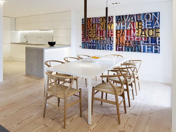 Bàn ăn đá nhân tạo với kiểu dáng hiện đại màu trắng tinh tế mang tới sự thoải mái cho không gian