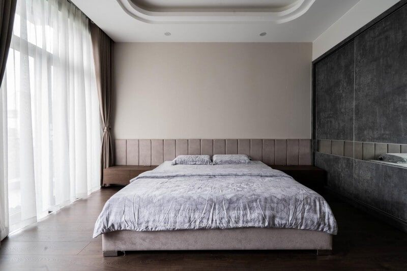 Chiếc giường ngủ hiện đại bọc nỉ cao cấp đẹp được Morehome thi công hoàn thiện tại phòng ngủ master phòng ngủ chính ở biệt thự 4 tầng Nghệ An