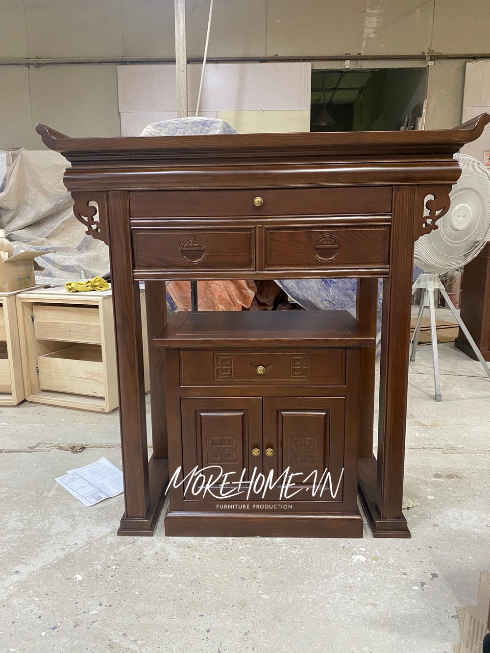 Tủ thờ gỗ tự nhiên mang thẩm mỹ và giá trị tâm linh thể hiện phong tục lâu đời của người Việt