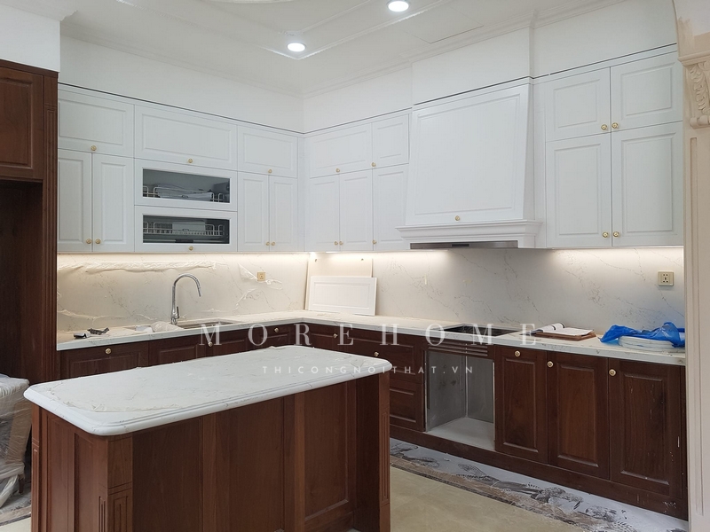 Thi công đảo bếp gỗ tự nhiên và mặt đá để tận dụng như một nơi ăn uống, cũng như các công năng sử dụng khác cho người nội trợ và để tạo ra một không gian đặc biệt.